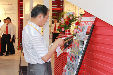 .参展商被丰富的非凡娱乐宣传资料吸引